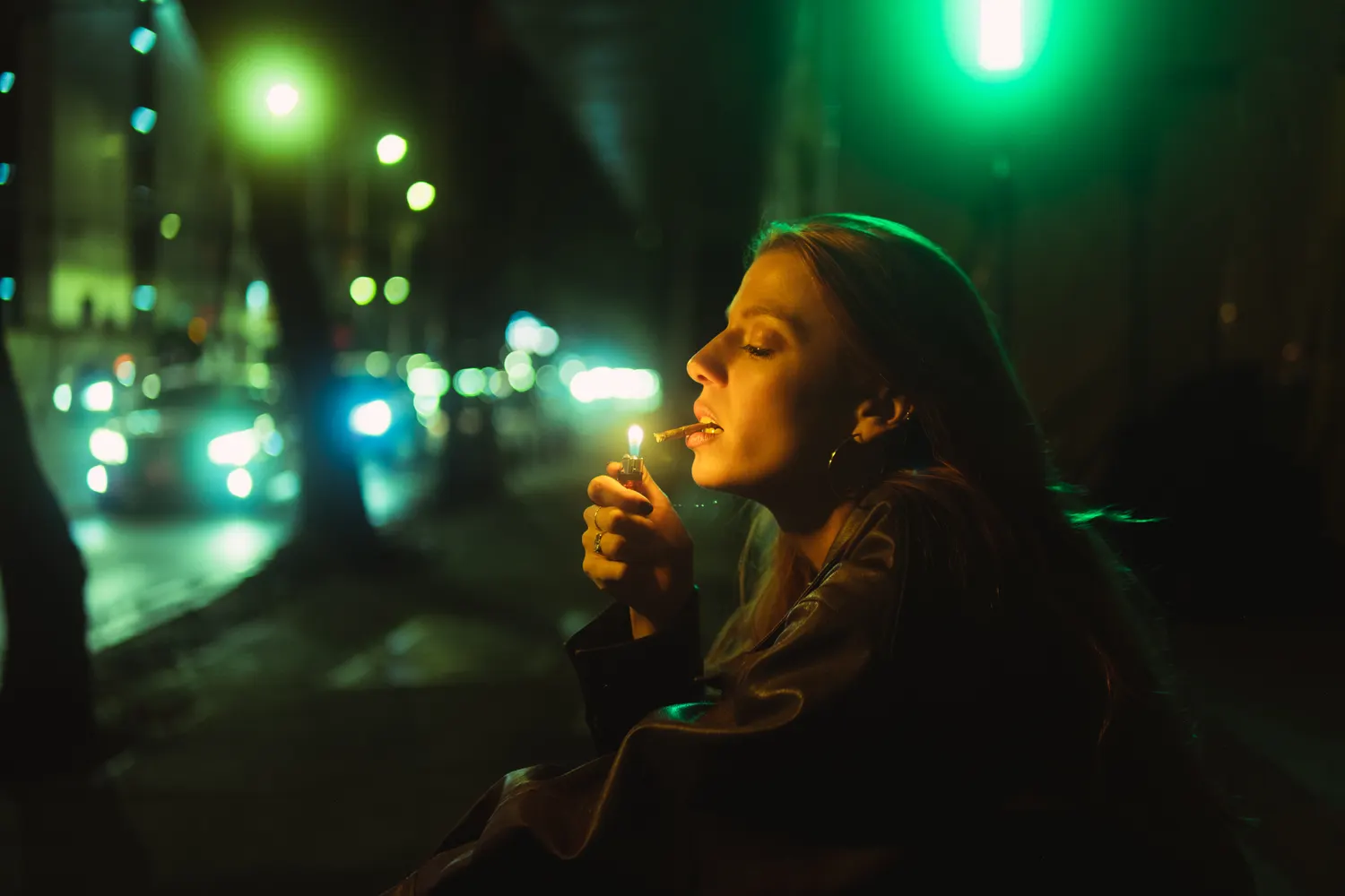 Retrato en la calle de noche, con los letreros de neón desenfocados detrás